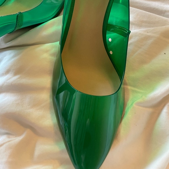 Fun Green Heels - Picture 2 of 8